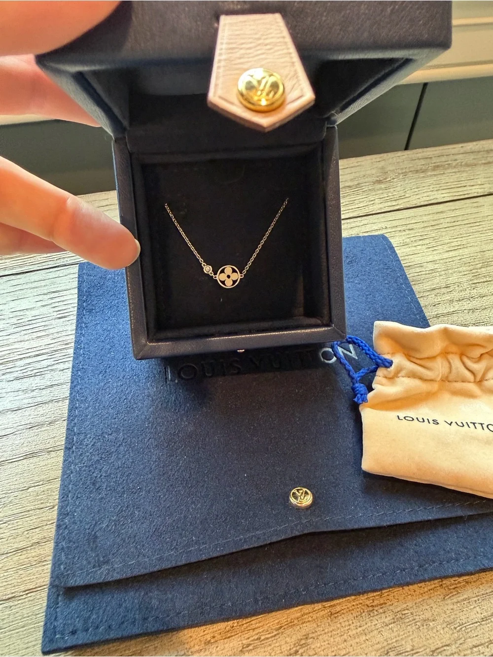 Louis Vuitton Idylle Blossom Pendant white gold and diamond